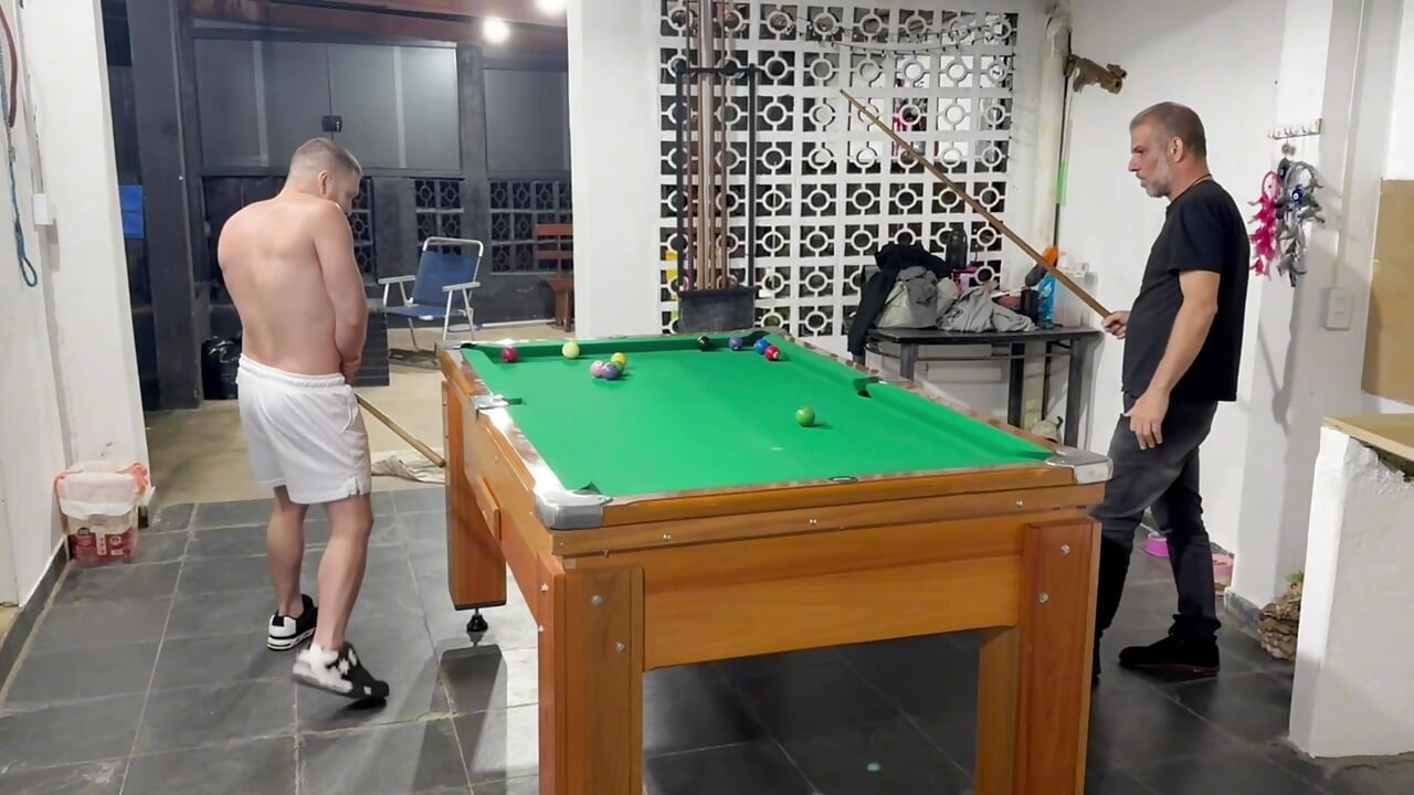 Sr Carmona dan Victor Ferraz bermain biliar telanjang