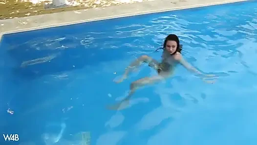 Летнее развлечение у бассейна