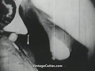 Ressam baştan çıkarır ve bekar bir kızı sikikleri (1920&#39;lerde vintage)