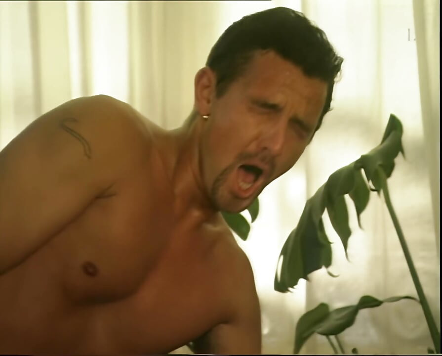 Azgın orta yaşlı seksi kadın büyük sert yarakla parti seksinin tadını çıkarıyor