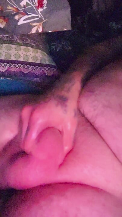 Viendo porno y poniendo mi polla dura