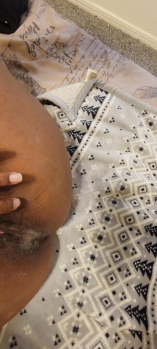 Vieni a prendere questa figa cattiva misteriosa msmeatz grassa nera si distende sulla schiena per un cazzo nero