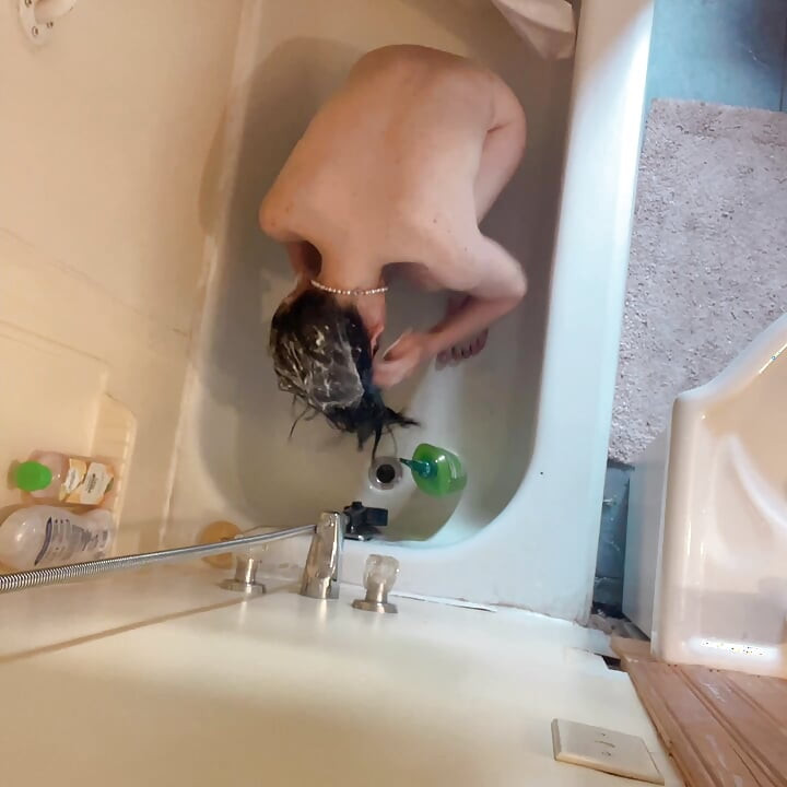 CLEAN HAIR BEFORE SHOWER