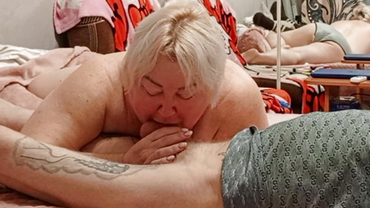 優しいフェラチオと継母の口の中の精液