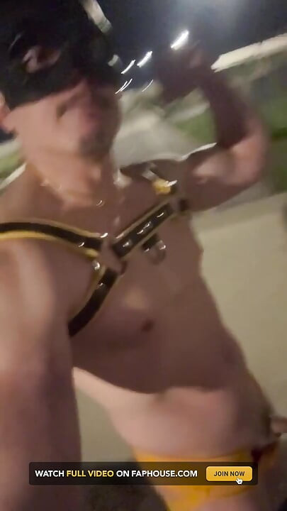 Muscle King de la noche: asiática en arnés de cuero y Jockstrap posee las calles vacías