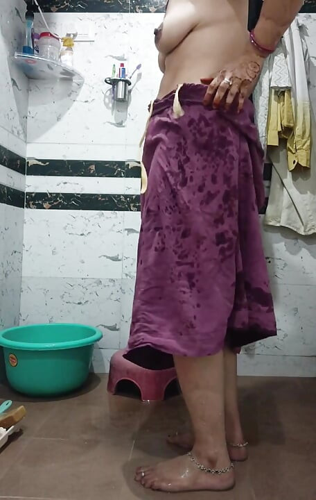 Priya Bhabi Big Ass Bath Show