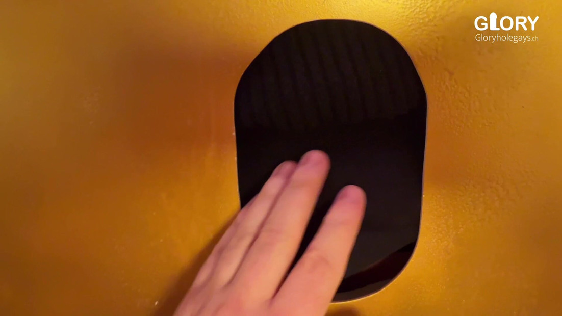 Biscuits &cream - Je viens d’avoir 18 ans au gloryhole : sa bite de rêve tremble nerveusement - puis l’éjaculation au biscuit qui me rend accro