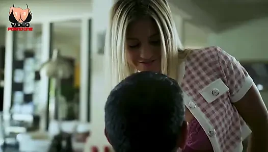 Bu Yakışıklı Yaramaz Sarışın, Oturma Odasında Üvey Babası Tarafından Sevişiyor!