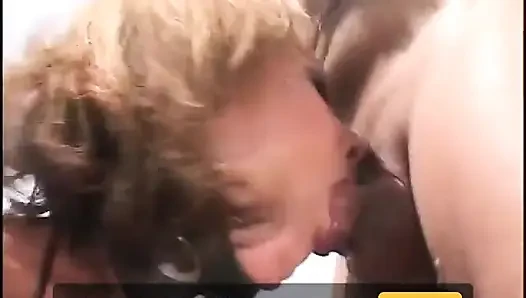 Adam açık havada seksi iç çamaşırlı azgın sarışınla sikişiyor ve yüzüne boşalma