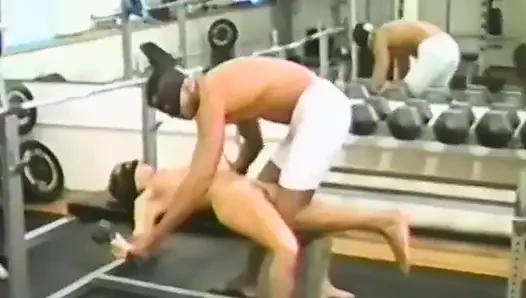 Lubang cewek hot rambut cokelat ini dientot habis-habisan di gym