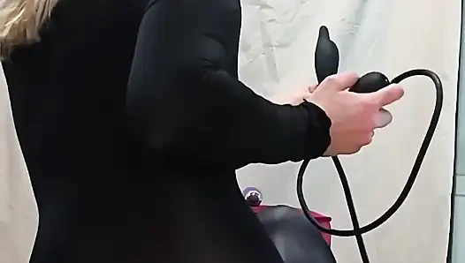 Su bana akırken amcığımdaki vibratör ve götümdeki şişirilmiş tıkaç