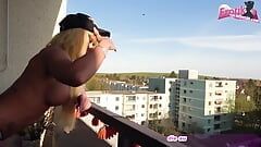 Nemačka amaterska analna kučka se jebe na javnom balkonu – Pov