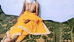 德西印度乡村夫妇穿着黄色纱丽在午夜做爱