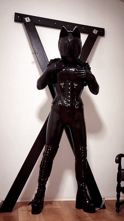 Rubberdoll Caress และอวดหุ่นชุดแมวลาเท็กซ์ผิวดํา