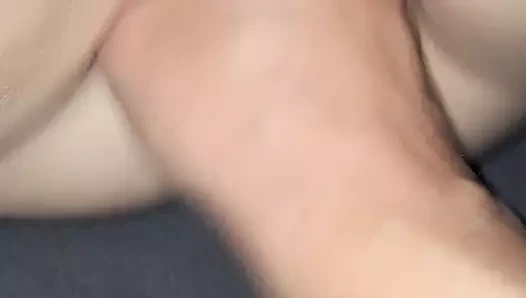 Fisting sampai orgasme sampai dia berteriak sangat keras dan ingin berhenti.