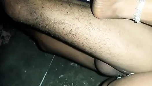Hintli kadın yatak odasında sert seks yapıyor