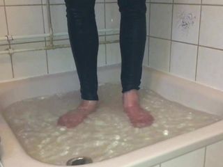 Schoenenspelen onder de douche