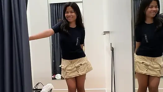 Gadis thailand 18 tahun nyepong kontolku di ruang ganti dan aku crot di mulutnya