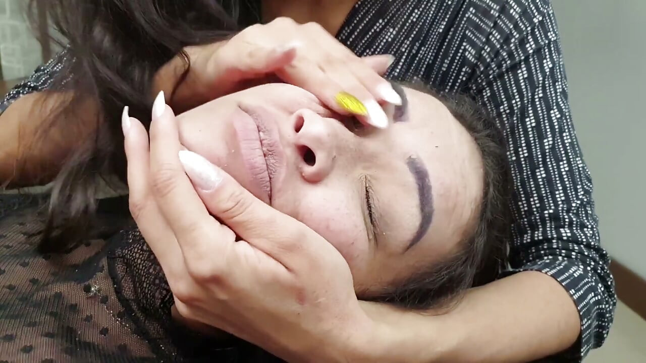 Hands Squeezing Extreme - the Sexy Hands and the Powerful Face Massage