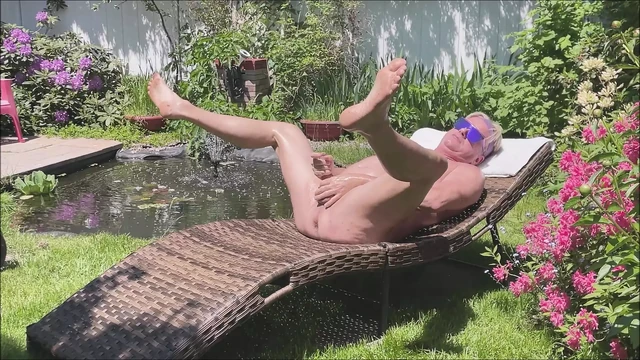 HARD AND CREAMY SUNBATHING AREA 2