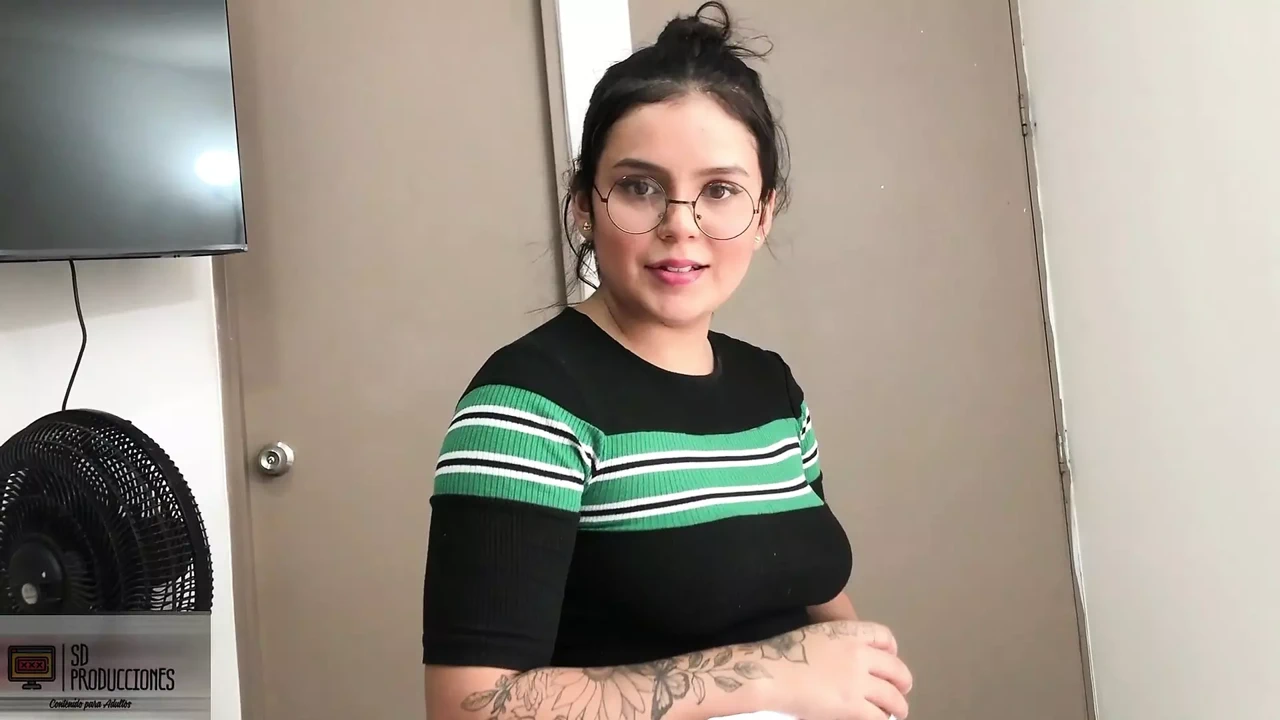 身材丰富的香港小屁股让她的粉色阴户被她的房间邻居性交 - 西班牙语色情