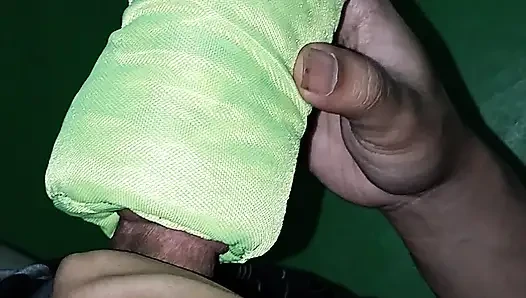 Bir dildo'yu deliğe sığdırmaya çalışmak büyük penise uymuyor.