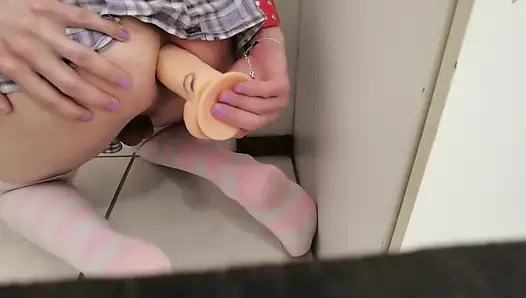 Dildoyla yarağa binme alıştırması yapıyor