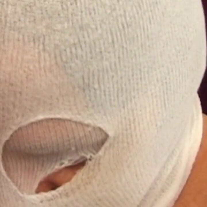 Enfermera rubia tetona drena extraño enmascarado en el bar