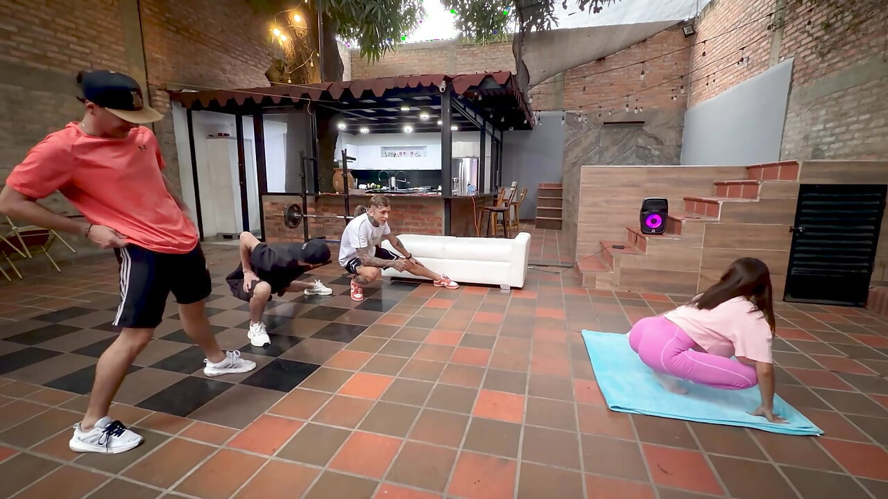 Beautiful Personal Trainer Workouts With 3 Guys And Ends Up Fucking Them All