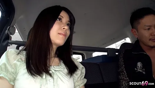 害羞的日本少女madoka araki被勾引在车里吮吸陌生人的鸡巴