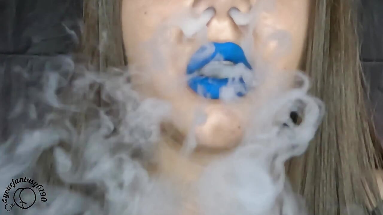 Vaping krupni kadar sa plavim karminom