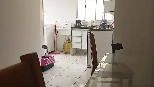 Yaramaz sarışın sevgilileri için serbest bırakıyor.