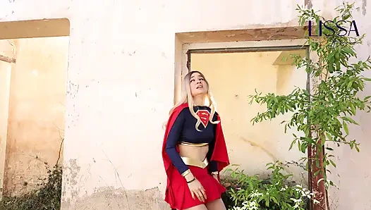 Supergirl wird in den versteck des bösewichts ausgetrickst, jetzt muss sie entkommen