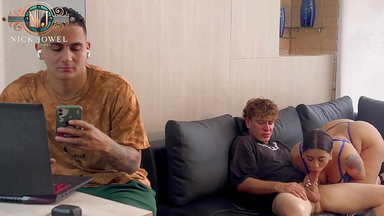 Arkadaşımın Karısını Bilgisayarda Çalışırken Onunla Sevişiyorum.