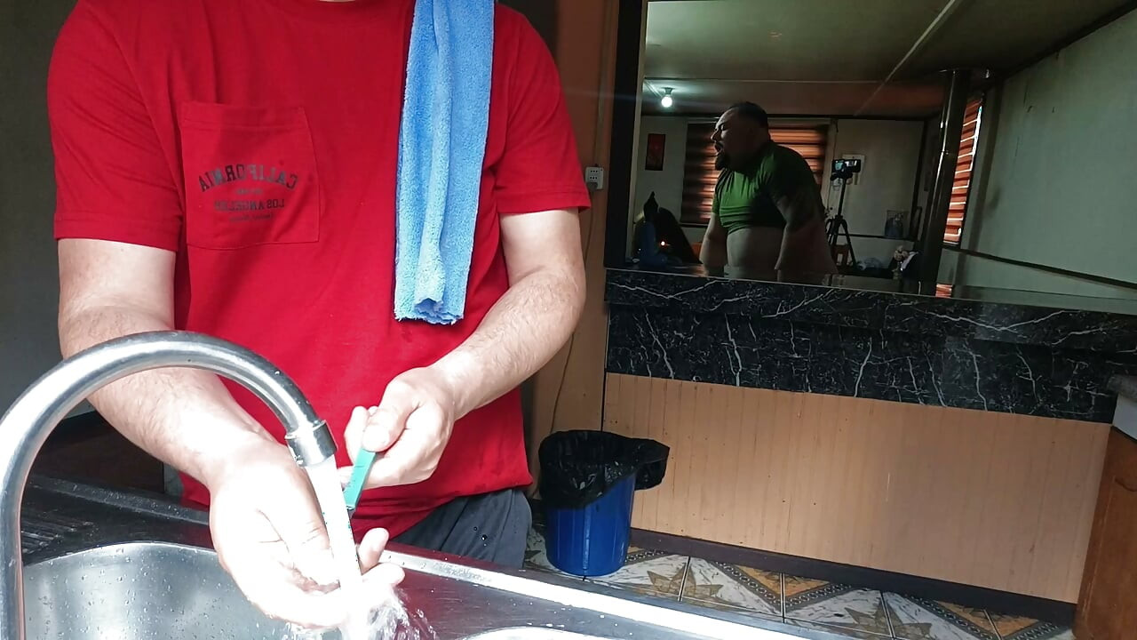 Vyabhichaar karvaane vaala pati kichan men hai jabki uska dost uski bevpha patni ko vahin chodta hai.