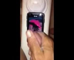 Un autre inconnu caresse sa femme.