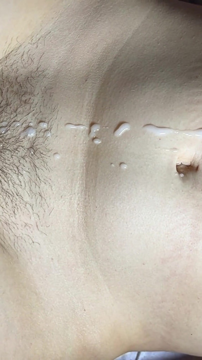 我醒来时被抹在毛茸茸的上，特写与大量射精 |剪辑 1