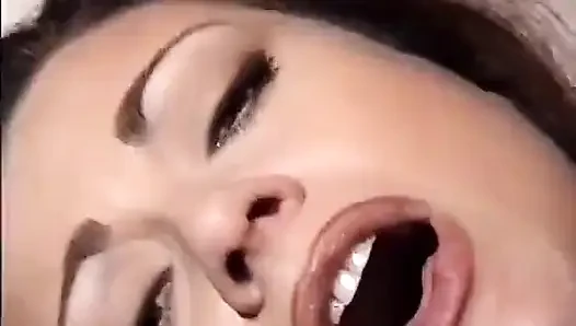 Jessica Rizzo doyumsuz bir evli kadın olarak iki sahnede