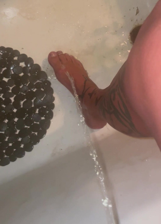 Warm piss on barefeet feels so good..