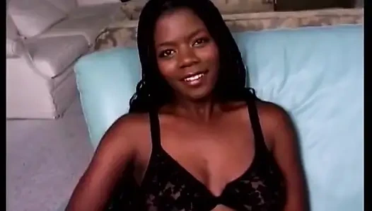Ateşli zenci kız kamera için mastürbasyon yapıyor