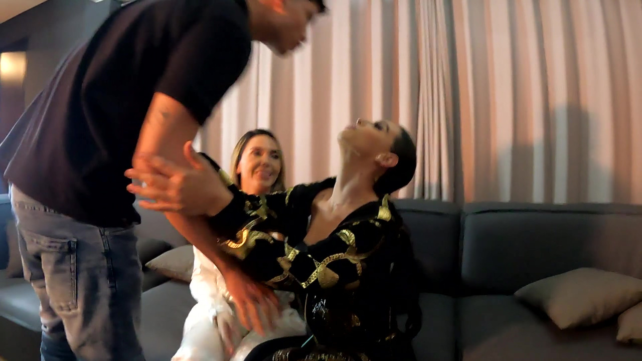 和两个令人难以置信的拉丁女郎在台球桌上玩3P