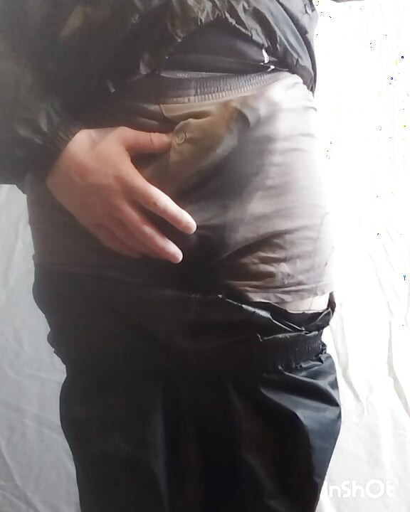 Eu molhai meu short e sou duro