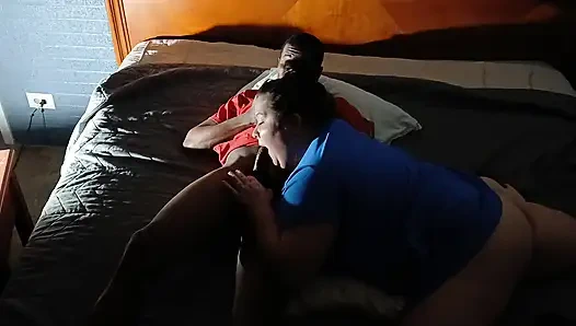 Özensiz gırtlak kraliçesi lynn dölünü ağzına alıyor