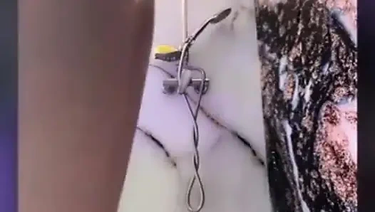 Pertunjukan shower ekstrem. Muncrat di depan umum. Seks anal di kamar mandi. Close up - Ngentot.