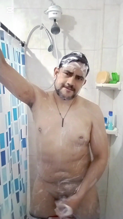 Iconic moment from "Fat man takes advantage of his companions' absence to bathe without distractions"