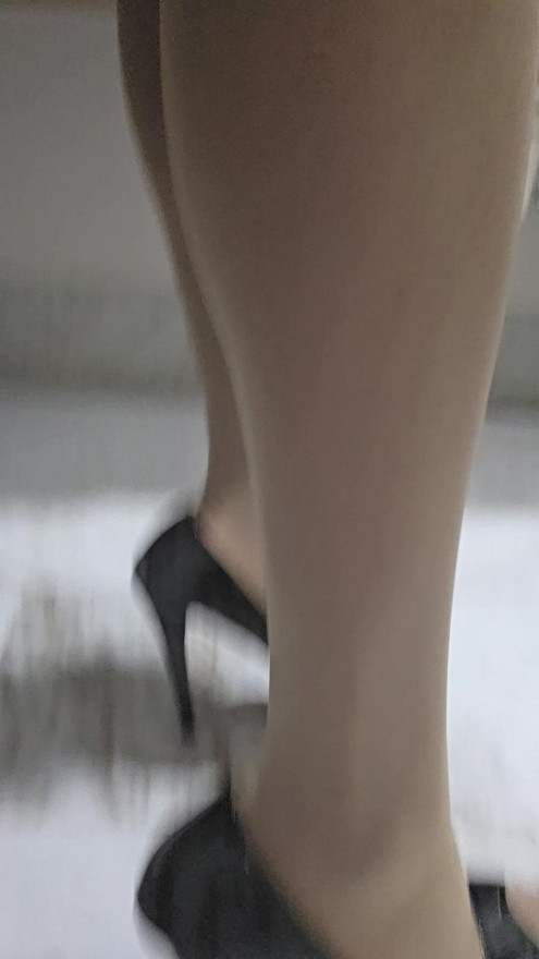Tapping with black platforms on