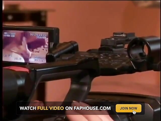 randi apne ghar ke sophe par bare land ki savaari kar rahi hai aur gand chudaee karvaati hai