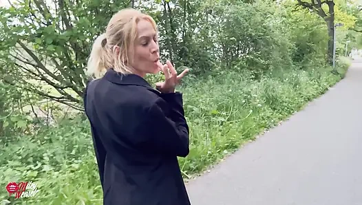 Sarışın sürtük! Yolun hemen dışında şenlik!