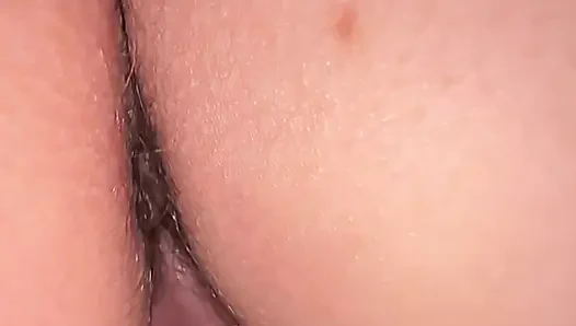 Замедленная съемка раком и кримпай, текущий в видео от первого лица, волосатая жена крупным планом в любительском видео