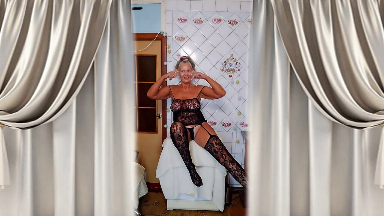 Dona de casa gostosa Lukeria adora roupas incomuns.